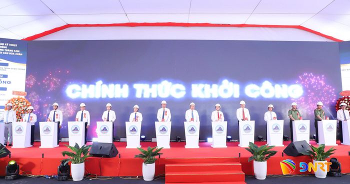 Các đại biểu bấm nút thực hiện nghi thức khởi công. Ảnh: NGỌC PHÚ