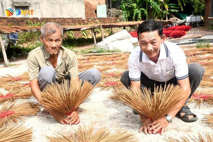 Ông Võ Tấn Hiếu (bìa phải) bên mô hình sản xuất hương hiệu quả của ông Võ Tấn Thành (bìa trái, Tổ tiết kiệm và vay vốn thôn Quán Hương). Ảnh: QUANG VIỆT