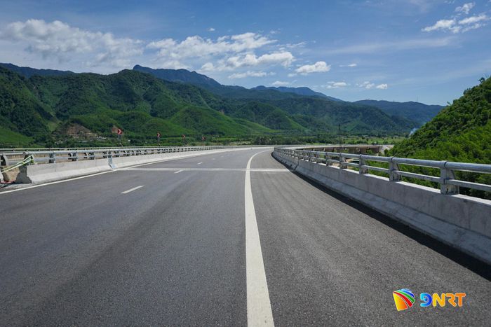 50 cây cầu trên tuyến được thảm bê tông nhựa, mở rộng mặt cầu. Ảnh: XUÂN SƠN