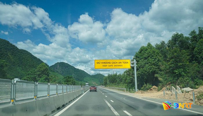 Tại một số đoạn, đơn vị thi công đang tiến hành sơn lại vạch kẻ đường, chia lại làn đường nhằm bảo đảm 4 làn xe sau khi mở rộng. Ảnh: XUÂN SƠN