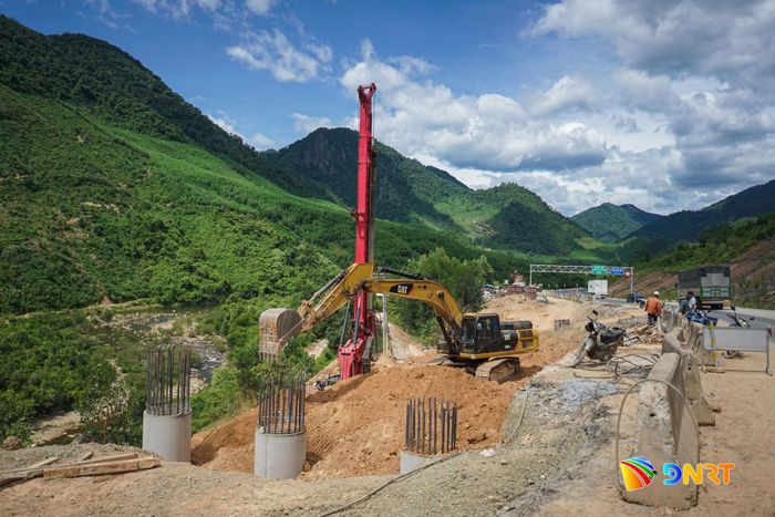 Máy khoan cọc nhồi và nhiều thiết bị cùng công nhân được huy động thi công cầu cạn để xử lý điểm sạt trượt nghiêm trọng tại Km50+700. Ảnh: XUÂN SƠN