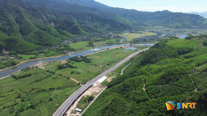 Một đoạn tuyến cao tốc đi qua vùng núi rừng và dòng sông Cu Đê thơ mộng thuộc phường Hải Vân (thành phố Đà Nẵng). Ảnh: XUÂN SƠN