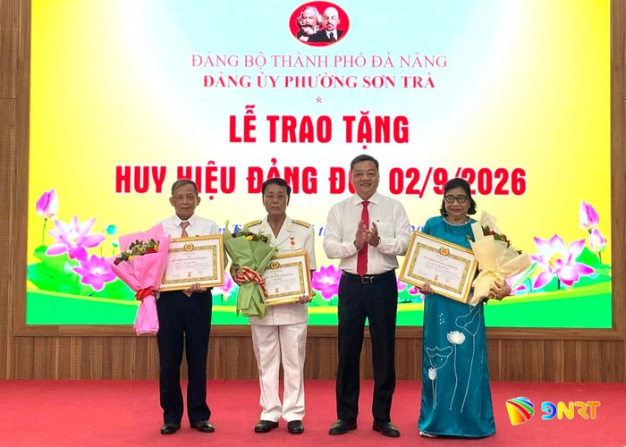 Lãnh đạo phường Sơn Trà trao Huy hiệu Đảng cho đảng viên. Ảnh: VĨNH LỘC