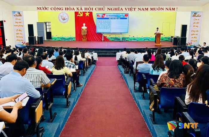 Đông đảo cán bộ, giáo viên tham gia buổi tuyên truyền. Ảnh: T.CÔNG