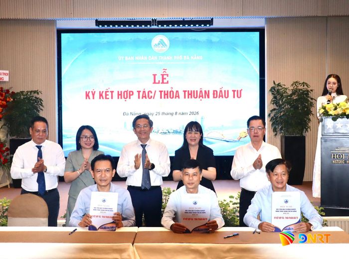 Đại diện Hiệp hội Du lịch Đà Nẵng (ngoài cùng bên trái) ký kết biên bản ghi nhớ hợp tác với các xã về thúc đẩy du lịch gắn với nông nghiệp, nông thôn. Ảnh: QUỐC TUẤN