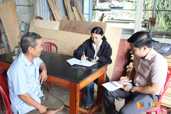 Điều tra viên phỏng vấn hộ dân trồng chè tại phường Hòa Khánh. Ảnh: TRỌNG HUY