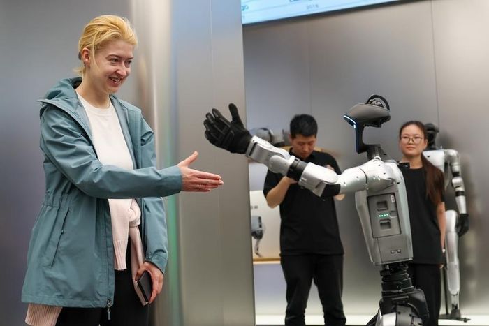 Một du khách người Nga tương tác với robot tại cửa hàng của Unitree Robotics ở Bắc Kinh (Trung Quốc). Ảnh: Tân Hoa xã