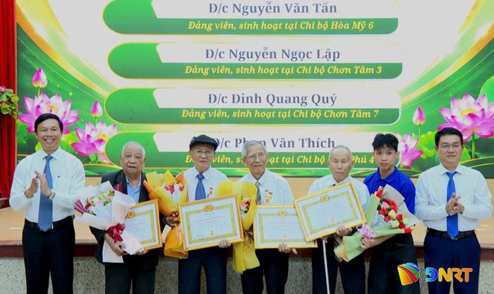 Lãnh đạo phường Hòa Khánh trao Huy hiệu Đảng cho các đảng viên đủ tiêu chuẩn. Ảnh: QUANG THẮNG