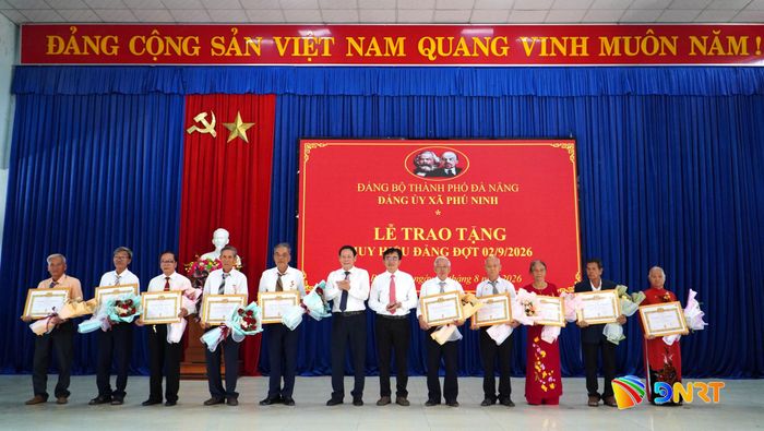 Lãnh đạo Đảng ủy xã Phú Ninh trao Huy hiệu Đảng cho các đảng viên đủ tiêu chuẩn. Ảnh: QUỐC VƯƠNG