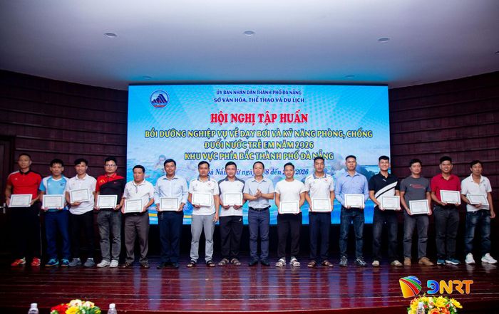 Ban tổ chức trao giấy chứng nhận cho các học viên. Ảnh: BẢO LÂM
