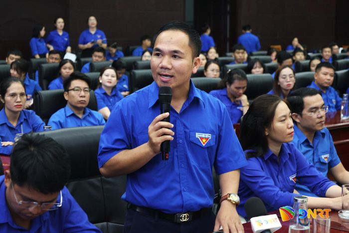 Đại biểu thanh niên đề xuất với lãnh đạo thành phố tại chương trình đối thoại. Ảnh: NGỌC HÀ