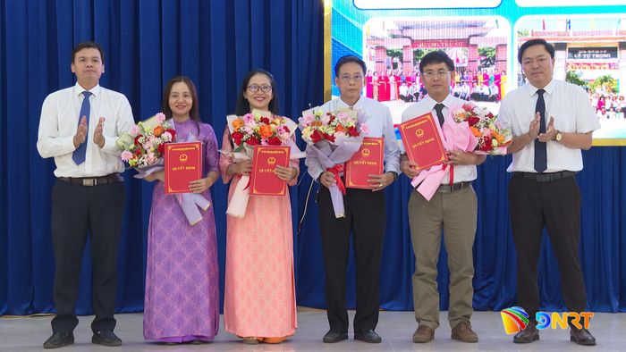 Lãnh đạo phường Điện Bàn trao quyết định cho Ban Giám hiệu Trường THCS Điện Bàn. Ảnh: VĂN HẢI