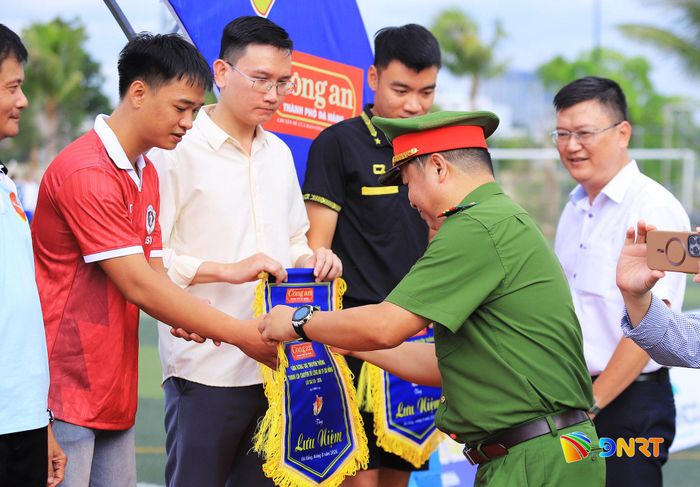 Đại diện Ban tổ chức trao cờ lưu niệm cho các đội tham gia giải. Ảnh: ĐẮC MẠNH