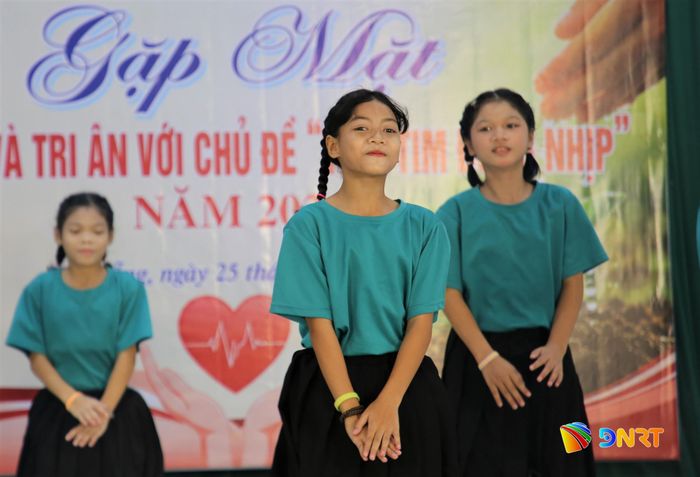 Trẻ em Làng Hòa Bình Quảng Nam trình diễn tiết mục văn nghệ tại chương trình. Ảnh: ALĂNG NGƯỚC