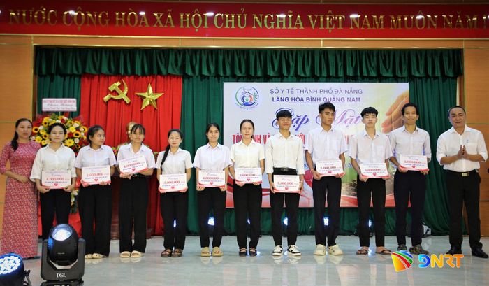 Trao học bổng từ Quỹ “Chắp cánh ước mơ” động viên 11 học sinh có thành tích xuất sắc trong học tập. Ảnh: ALĂNG NGƯỚC