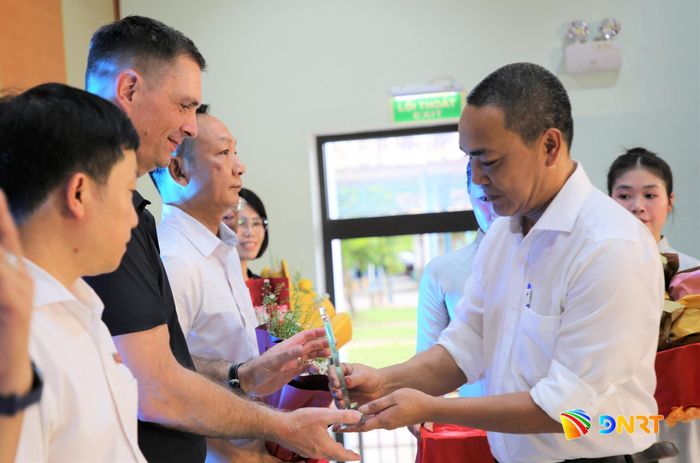 Tặng quà lưu niệm tri ân sự đồng hành của cá nhân, đơn vị, doanh nghiệp cho sự phát triển của đơn vị. Ảnh: ALĂNG NGƯỚC