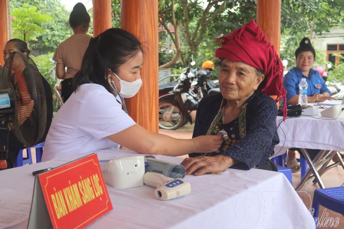 Bác sĩ CKI Lò Thị Tranh, Trung tâm Y tế Thanh An khám sàng lọc sức khỏe cho người dân xã Thanh Nưa.