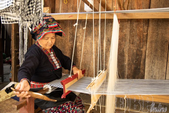Thoi đưa tạo hoa văn trên sản phẩm thủ công. 
