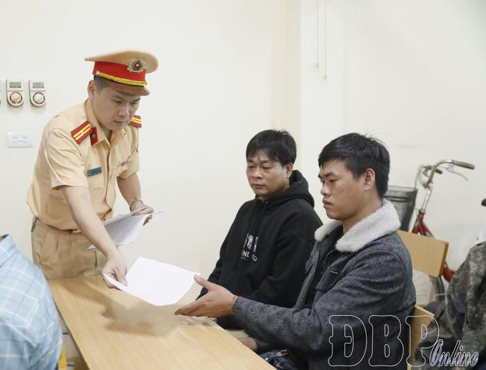 Lực lượng cảnh sát giao thông phát tờ rơi tuyên truyền cho doanh nghiệp, lái xe đảm bảo an toàn trong mùa mưa lũ.
