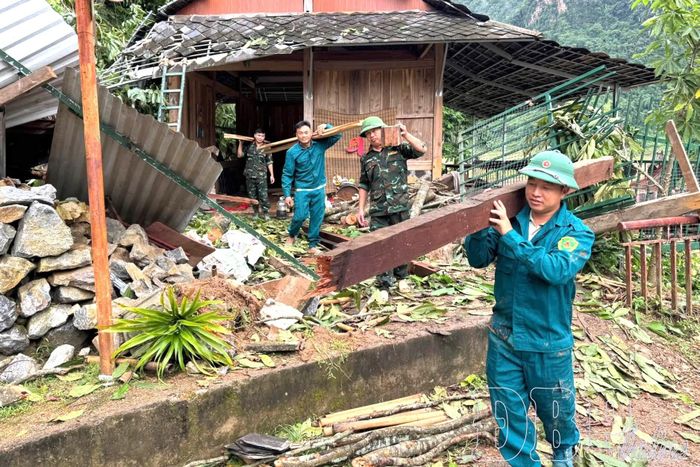Các "chiến sĩ sao vuông" xã Tủa Thàng hỗ trợ người dân khắc phục hậu quả thiên tai.