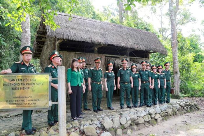 Đoàn công tác tham quan Khu Di tích Sở Chỉ huy Chiến dịch Điện Biên Phủ tại xã Mường Phăng. 