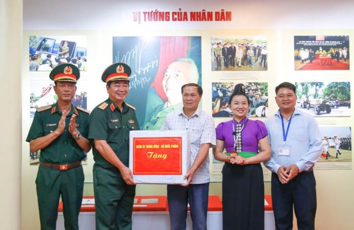 Đoàn công tác Quân uỷ Trung ương, Bộ Quốc phòng tặng quà BQL Khu di tích. 