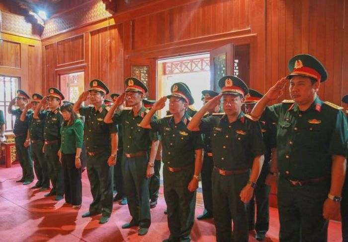 Đoàn công tác Quân khu dâng hương viếng Đại tướng Võ Nguyên Giáp. 