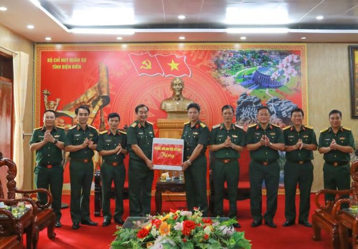 Trung tướng Trương Mạnh Dũng tặng quà Bộ CHQS tỉnh Điện Biên. 