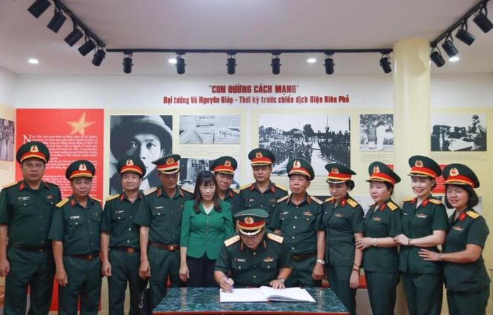 Trung tướng Trương Mạnh Dũng ghi sổ lưu niệm tại Khu di tích. 