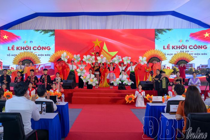 Tiết mục văn nghệ chào mừng lễ khởi công.