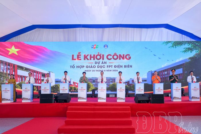 Các đại biểu thực hiện nghi thức khởi công dự án Tổ hợp Giáo dục Điện Biên.