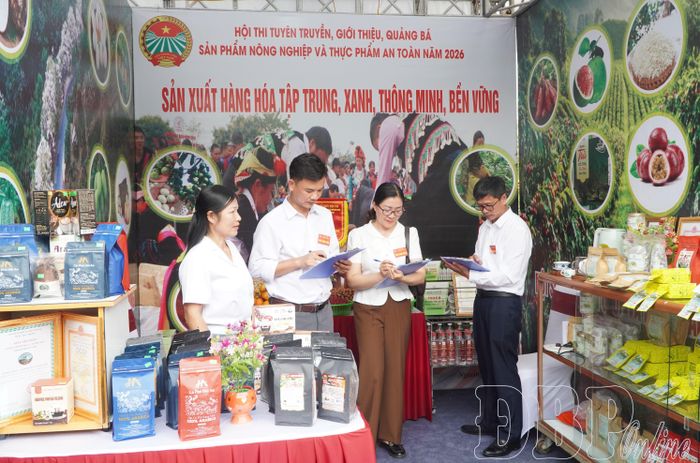 Ban Giám khảo chấm điểm tại phần thi trưng bày sản phẩm.