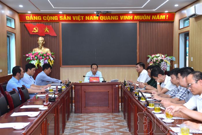 Phó Chủ tịch UBND tỉnh Nguyễn Minh Phú chủ trì buổi làm việc với xã Thanh Nưa và các đơn vị liên quan nghe báo cáo tiến độ dự án.