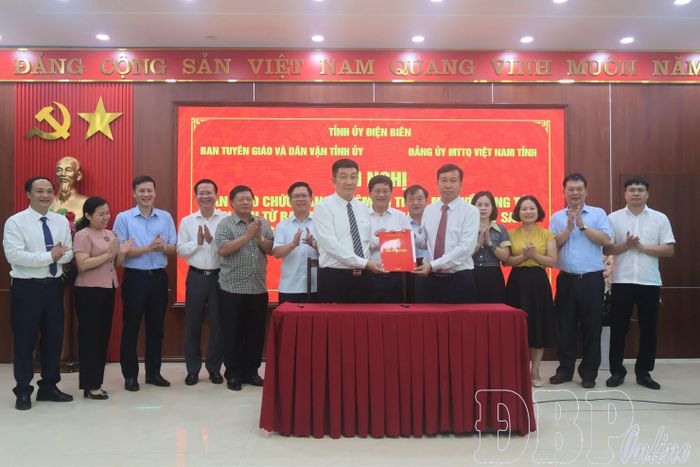 Lãnh đạo Ban Tuyên giáo và Dân vận Tỉnh ủy và Đảng ủy Mặt trận Tổ quốc Việt Nam tỉnh thực hiện nghi thức ký biên bản bàn giao chức năng, nhiệm vụ tham mưu công tác dân vận.