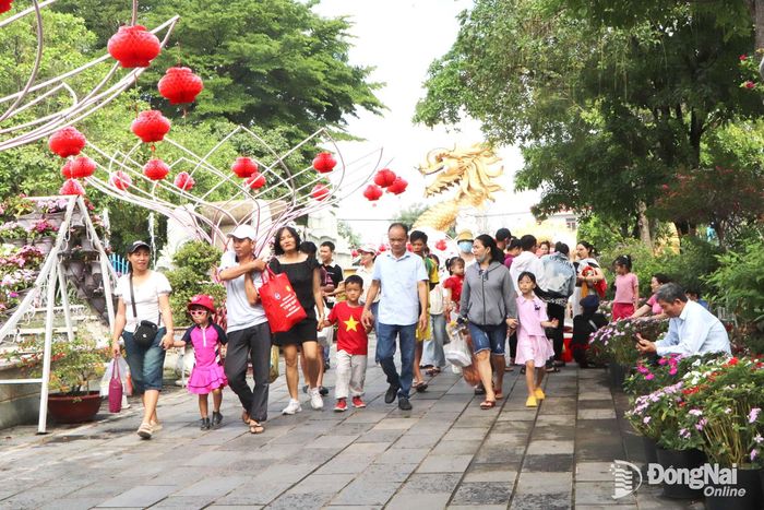 Du khách tham quan Khu du lịch Bửu Long, phường Trấn Biên. Ảnh: Ngọc Liên