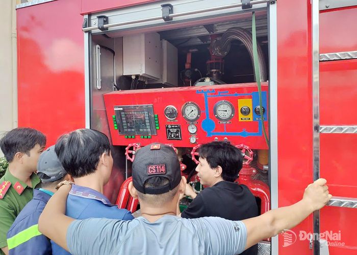 Cán bộ chiến sĩ nghe hướng dẫn cách thức sử dụng phương tiện.
