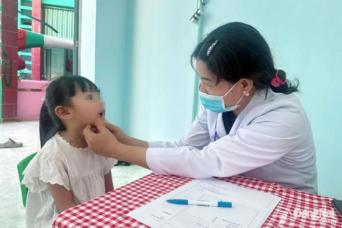 Bác sĩ Trạm Y tế phường Bình Phước khám sức khỏe cho trẻ em trên địa bàn phường. Ảnh: TYT