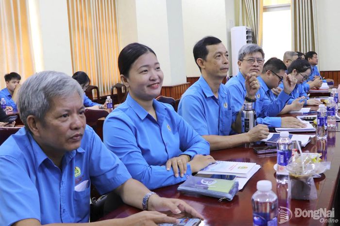 Các cán bộ Công đoàn tham gia hội nghị tập huấn. Ảnh: N.Hòa