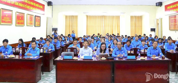 Các cán bộ Công đoàn tham gia hội nghị tập huấn. Ảnh: N.Hòa