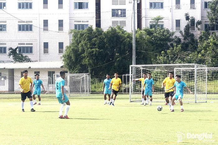 Các đội bóng tranh tài tại vòng tứ kết. Ảnh: Nguyễn Hòa