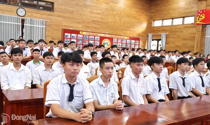 Những tân học viên, sinh viên trúng tuyển vào các học viện, nhà trường Quân đội trong lễ tuyên dương. Ảnh: Nguyệt Hà