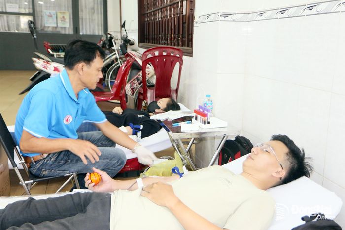 Người dân hiến máu tình nguyện tại giáo xứ Biên Hòa (phường Trấn Biên) ngày 25-8. Ảnh: Văn Truyên
