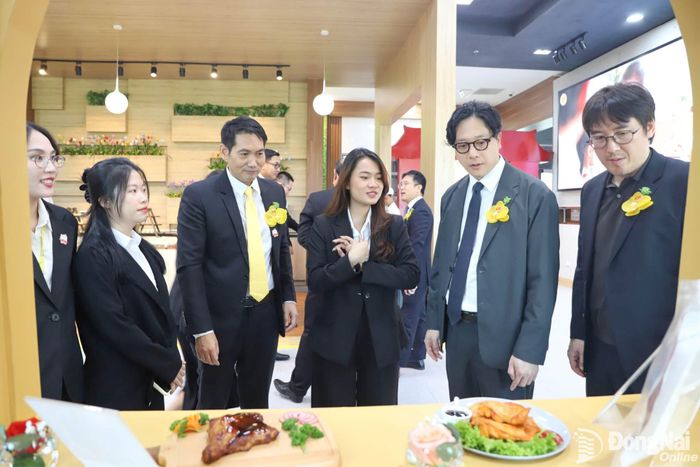 Đối tác Hàn Quốc tìm hiểu về sản phẩm chế biến từ thịt gà của C.P. Việt Nam tham gia thị trường xuất khẩu. Ảnh: B.Nguyên