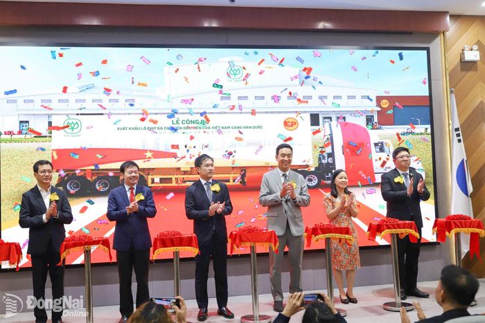 Lãnh đạo C.P. Việt Nam, đại diện Bộ Nông nghiệp và Môi trường, đại diện Đại sứ quán Hàn Quốc tại Việt Nam, Hội Chăn nuôi Việt Nam tham gia nghi thức công bố xuất khẩu lô thịt gà chế biến đầu tiên của Việt Nam sang thị trường Hàn Quốc. Ảnh: B.Nguyên