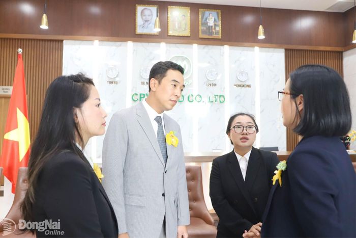 Đại diện Đại sứ quán Hàn Quốc tại Việt Nam (nam) tham dự sự kiện Lễ công bố xuất khẩu lô thịt gà chế biến đầu tiên của Việt Nam sang thị trường Hàn Quốc. Ảnh: B.Nguyên