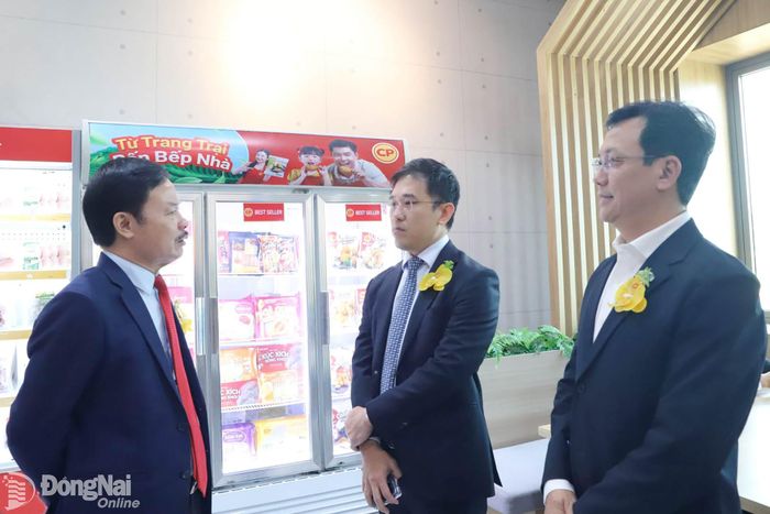 TS Nguyễn Xuân Dương, Chủ tịch Hội Chăn nuôi Việt Nam tham quan khu trưng bày sản phẩm thịt gà chế biến của C.P. Việt Nam tham gia thị trường xuất khẩu. Ảnh: B.Nguyên