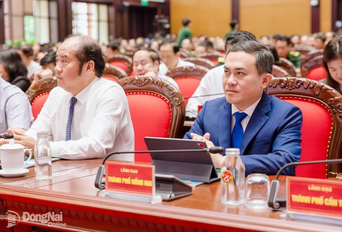 Ủy viên Ban Thường vụ Thành ủy, Phó Chủ tịch UBND thành phố Lê Trường Sơn (bìa phải), Trưởng ban Chỉ đạo công tác biên giới thành phố Đồng Nai dự hội nghị. Ảnh: ĐVCC