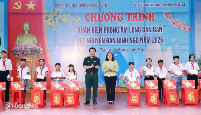 Thủ trưởng Ban Chỉ huy Bộ đội Biên phòng Đồng Nai và lãnh đạo các sở, ngành tặng quà cho học sinh khó khăn, đồng bào biên giới trong chương trình Xuân biên phòng ấm lòng dân bản năm 2026. Ảnh: Nguyệt Hà