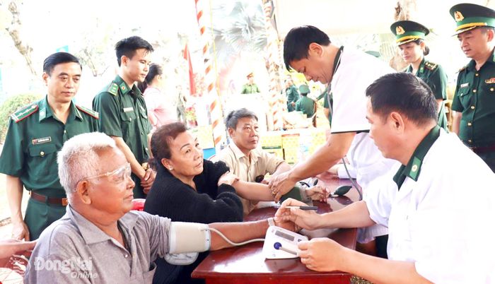 Bộ đội Biên phòng Đồng Nai và các đơn vị phối hợp khám bệnh, phát thuốc miễn phí cho đồng bào biên giới trong Ngày hội Biên phòng toàn dân năm 2026. Ảnh: Nguyệt Hà