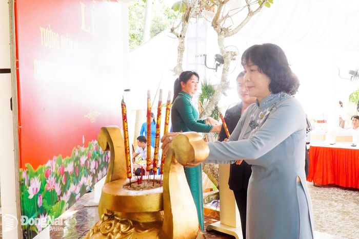 Các đại biểu dâng hương tại Nhà bia tưởng niệm các anh hùng liệt sĩ. Ảnh: Văn Tâm